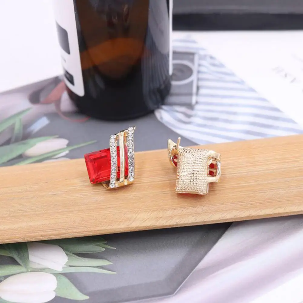 Серьги-гвоздики с искусственным кристаллом 1 пара