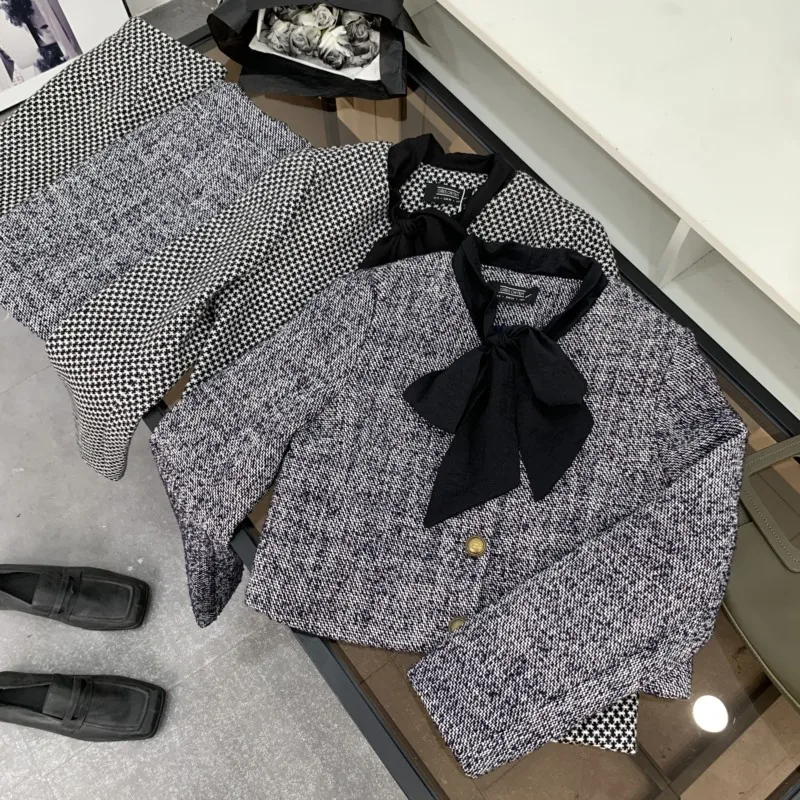 Комплект изящной осенне-зимней новой темпераментной короткой верхней одежды