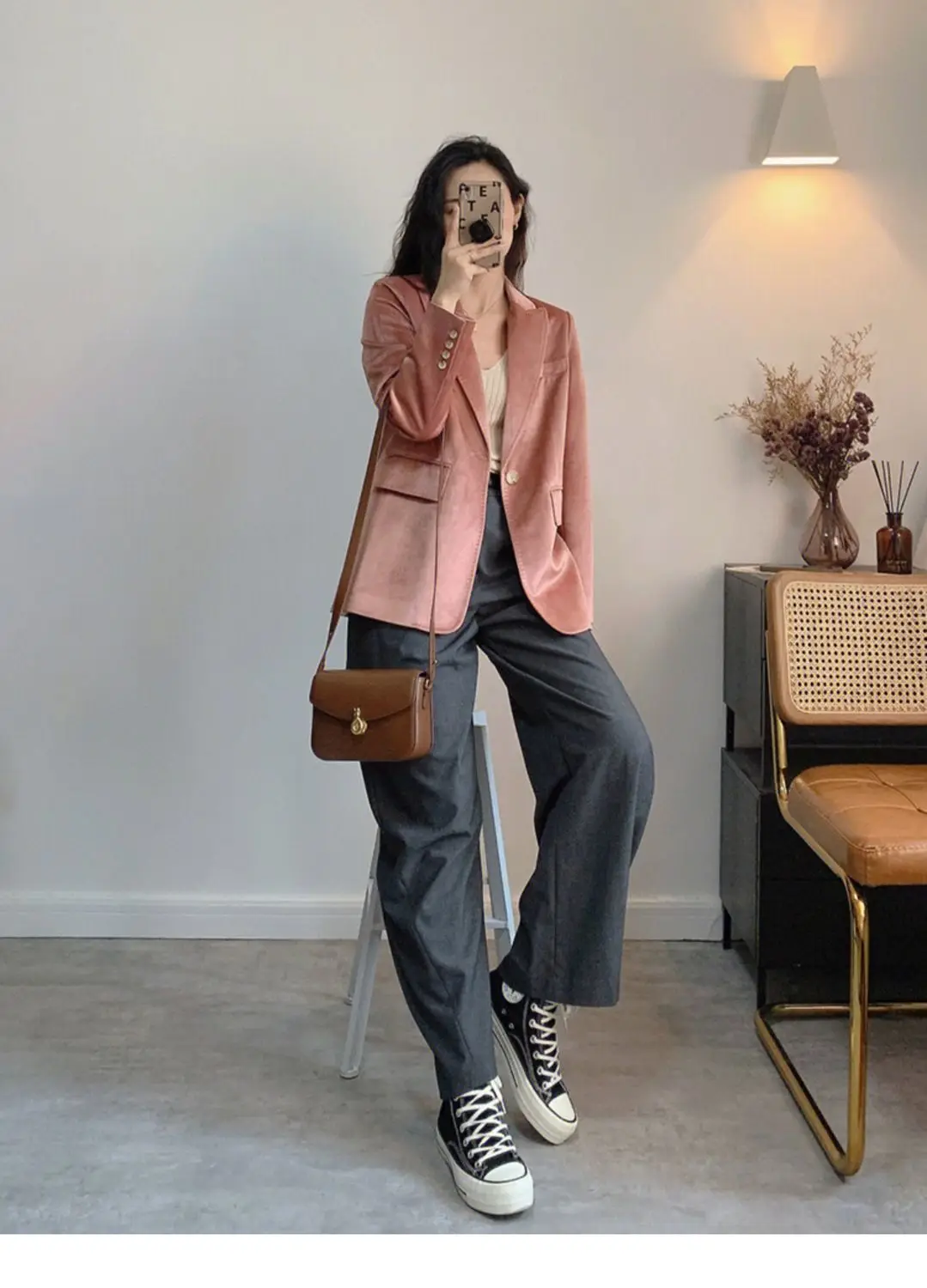 Женский вельветовый пиджак на одной пуговице розовый с длинными рукавами