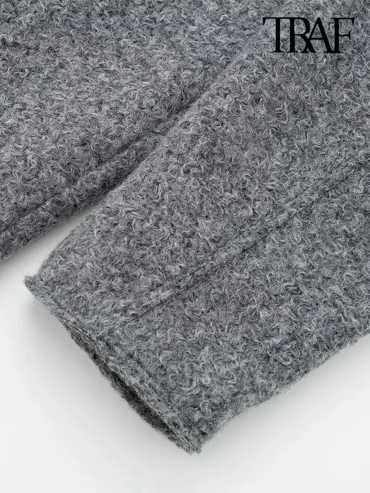 Куртка женская укороченная на молнии с длинным рукавом и накладными карманами