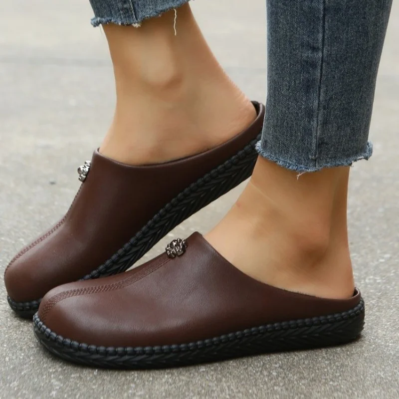 

Женские Водонепроницаемые зимние тапочки из искусственной кожи, плюшевые теплые удобные туфли на танкетке для мам, женские модные однотонн...