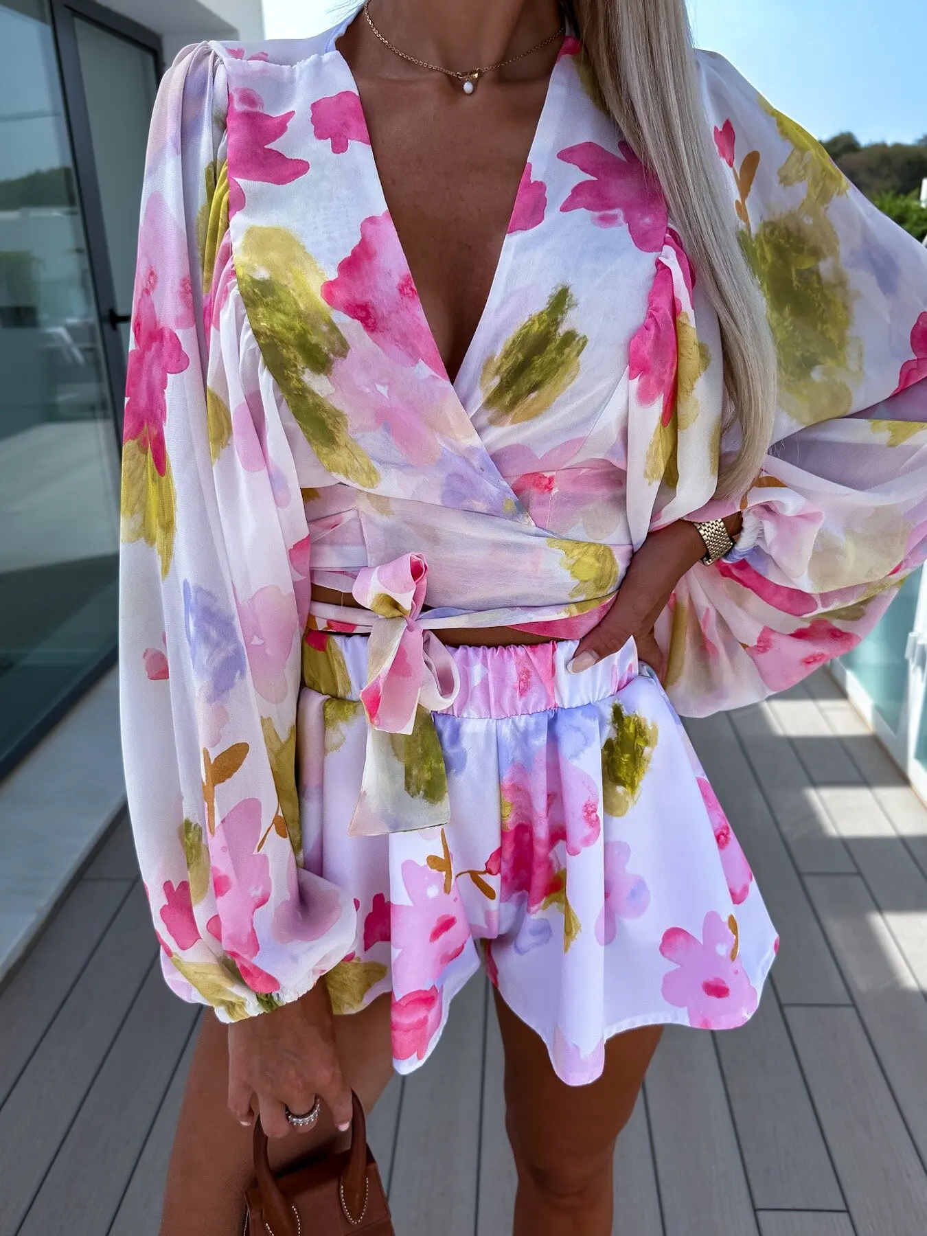 

Summer Chiffon Pleated Lantern Sleeves Long-sleeved V-neck Shirt Elastic Waist Straight Shorts Printed Suit Female