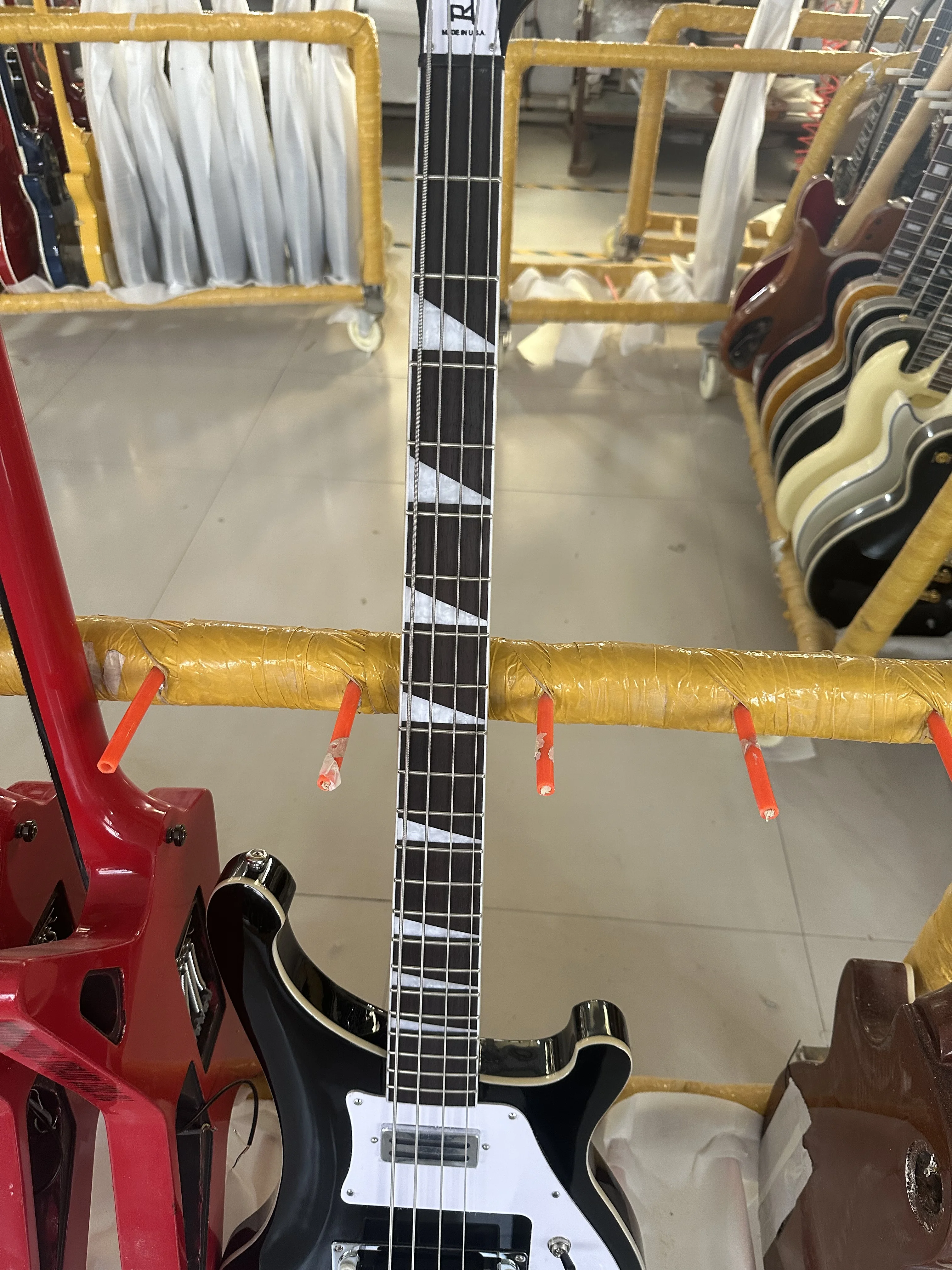 Ricken 4003 бас-гитара с подкладкой черный цвет хромированная фурнитура высокое