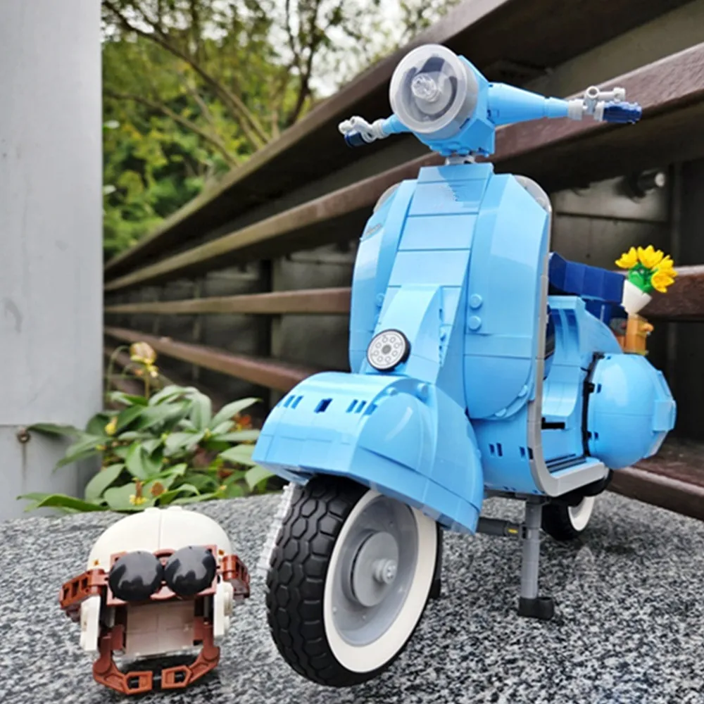 

2022 NEW Technical Motorbike FIT 10298 Roman Holiday Vespas Famous Motorcycle City Building Blocks Bricks Model Toy Kid Gift