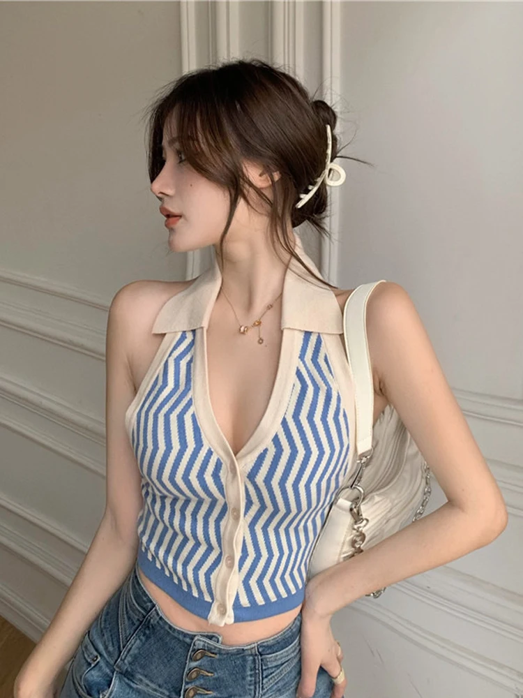 Женский трикотажный топ-поло с открытой спиной и пуговицами |