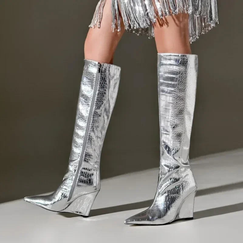 Женские сапоги на танкетке серебристые золотистые с острым носком в европейском