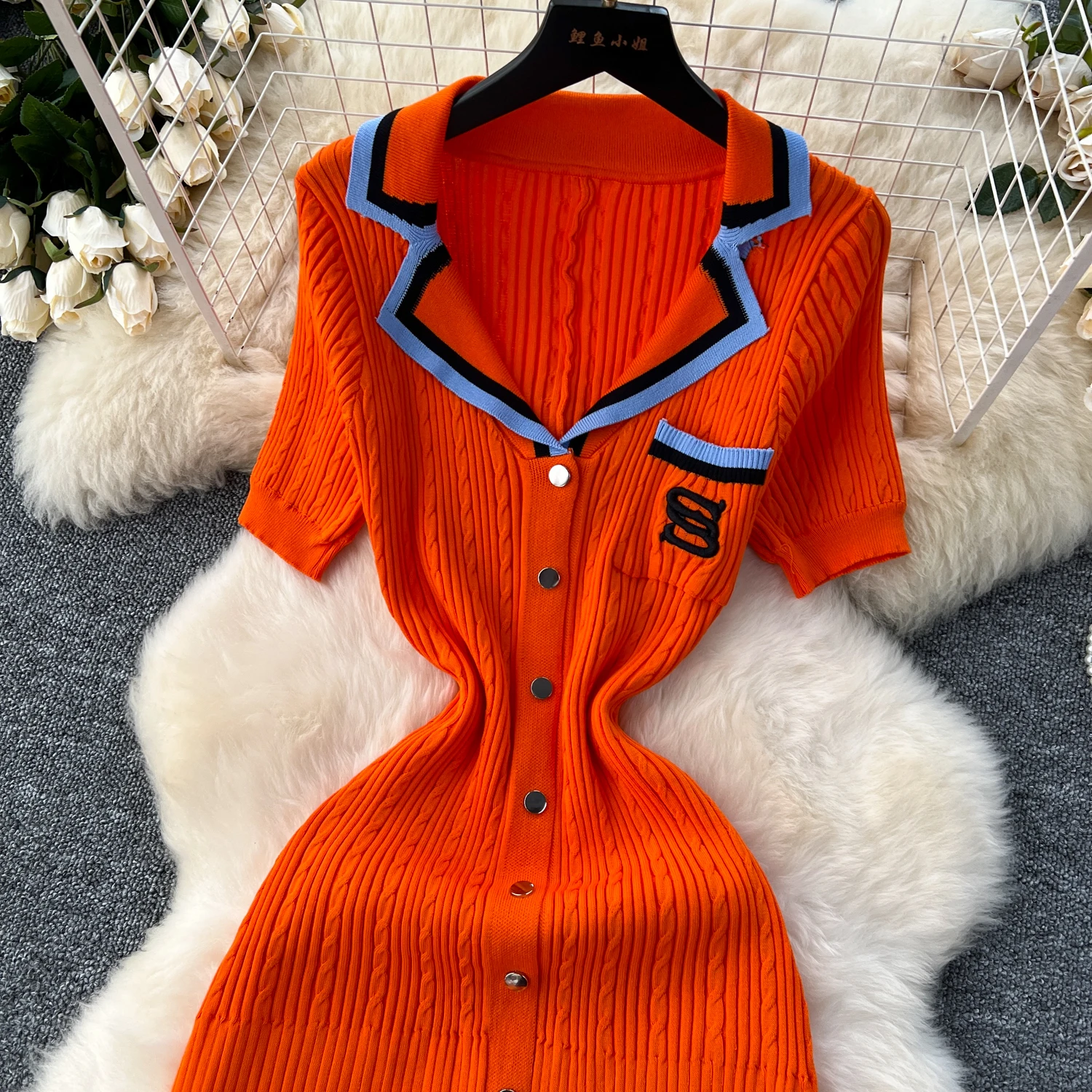 Женское облегающее платье с отложным воротником и вышивкой