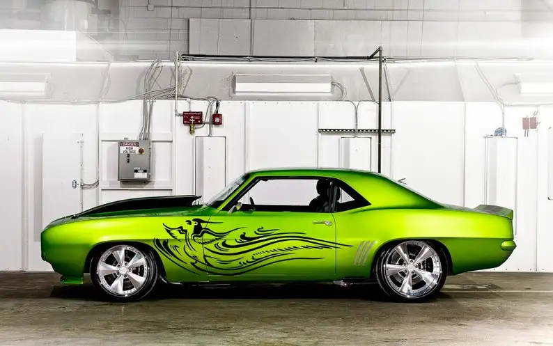 

Винтажная виниловая наклейка в стиле ретро с изображением птицы, вертолета, автобуса, домов на колесах