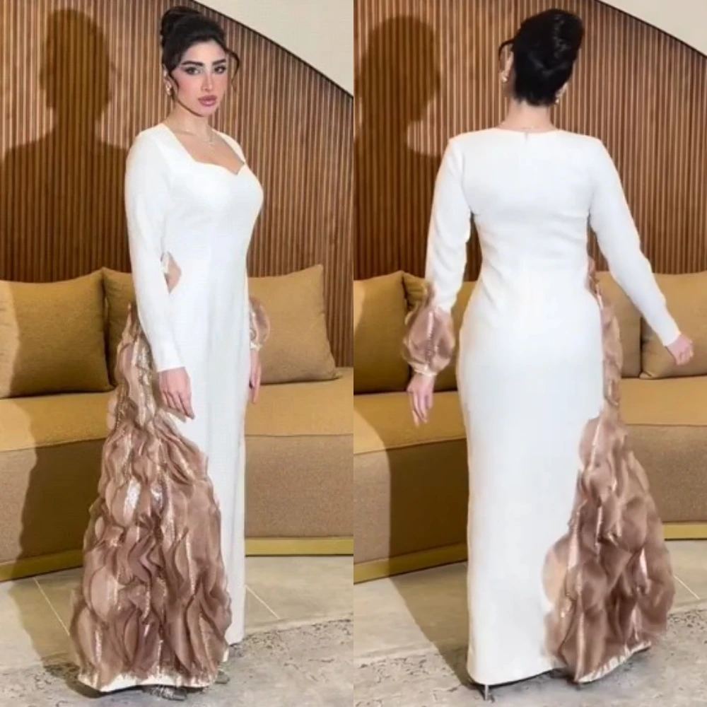 Платье-футляр с оборками и квадратным вырезом