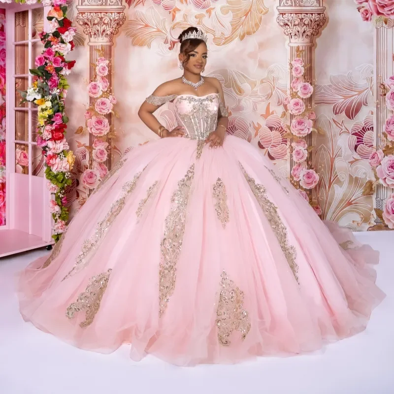 Фото Розовое бальное платье для Quinceanera с аппликациями, бисером, кристаллами, бантом, многоярусной юбкой, с открытыми плечами, для Sweet 16, Vestido 15 De №3