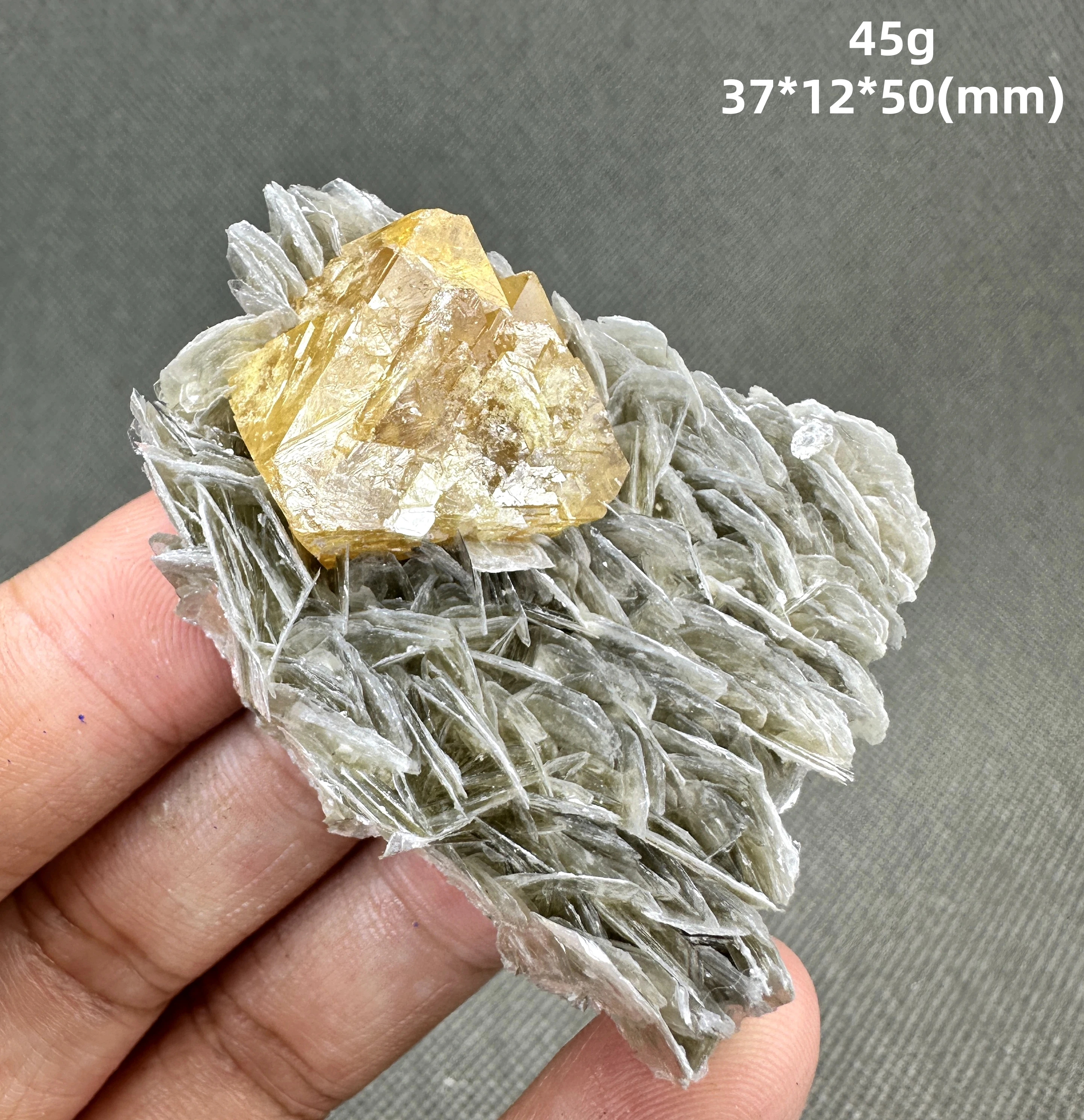 

Симбиоз Шахелита и Мускрита от QIANCHUAN