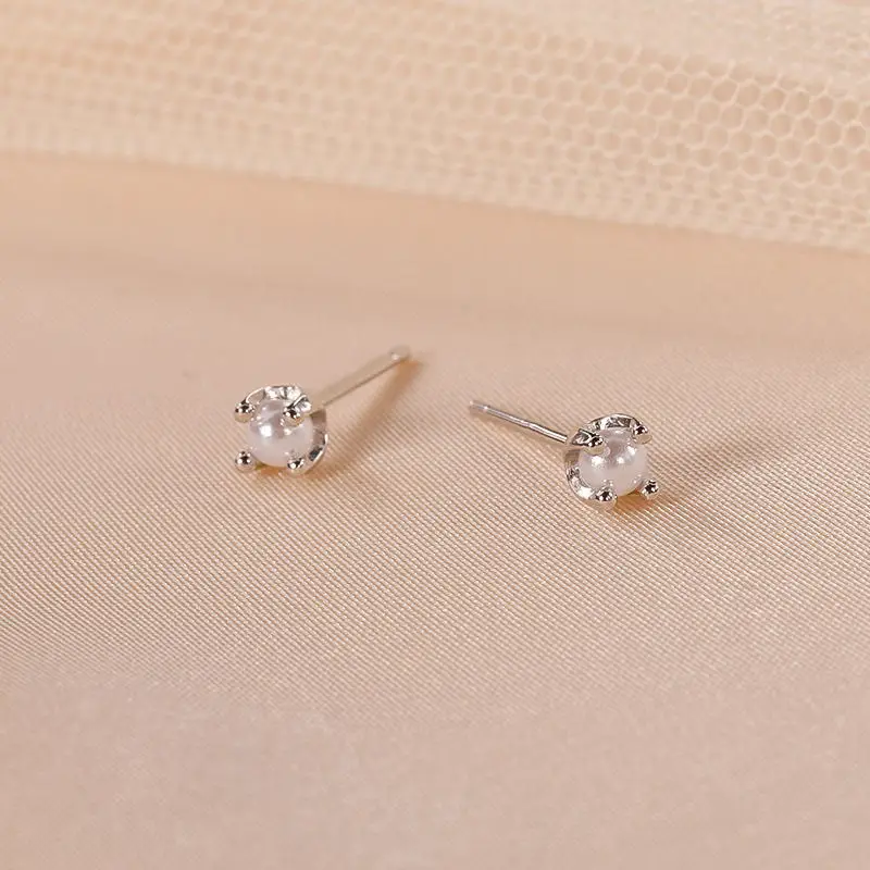 Женские серьги-гвоздики из серебра 925 пробы с маленьким жемчугом