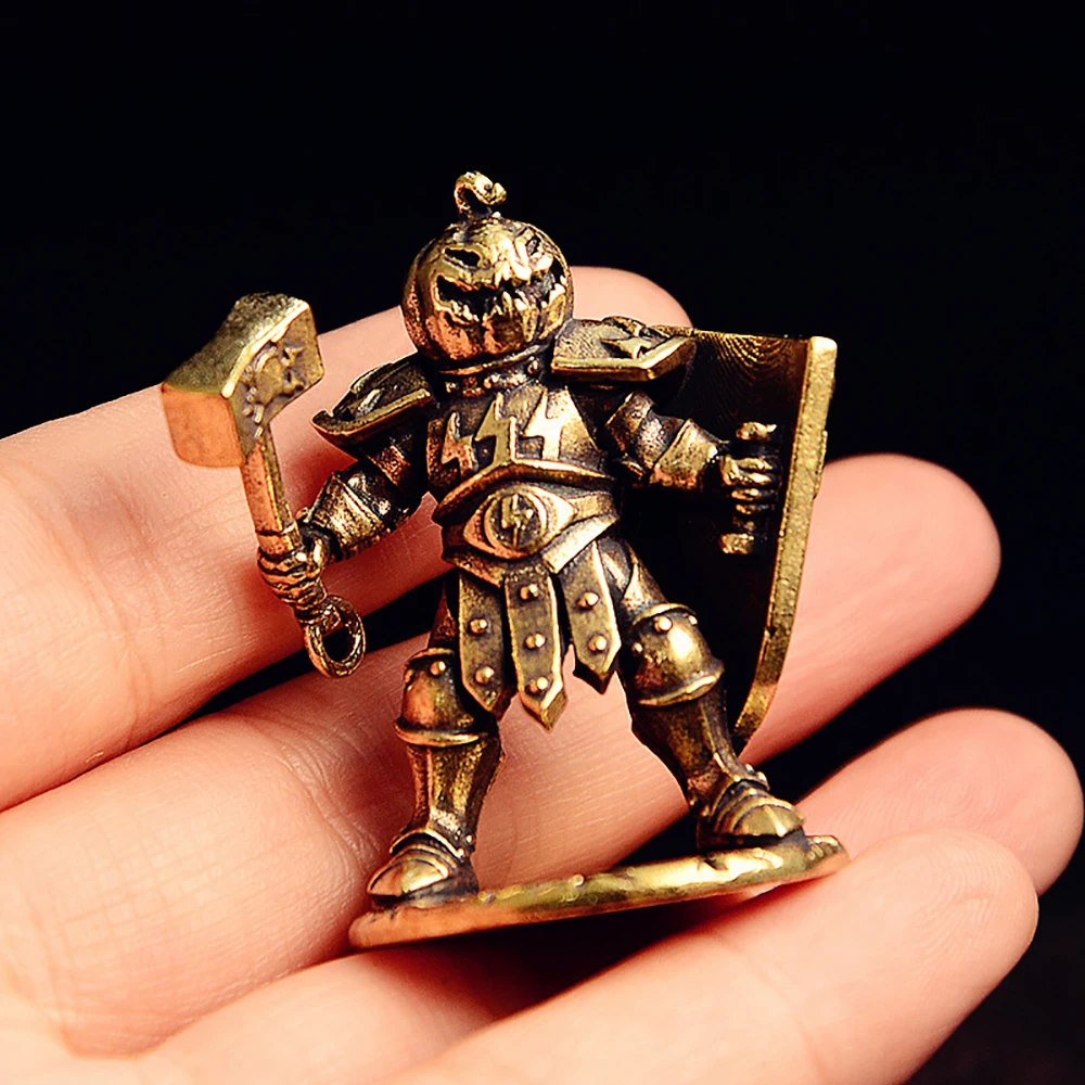 

Латунная статуя солдата с щитом