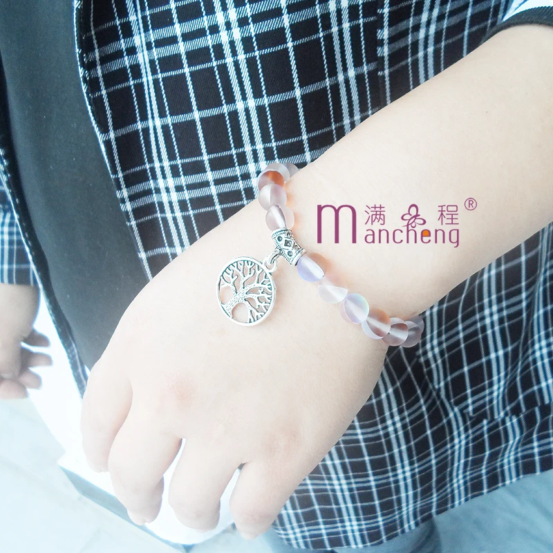 Браслет на запястье с голограммой в готическом стиле |