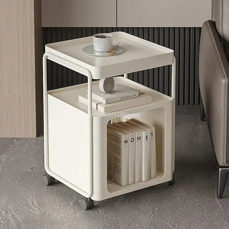 Несколько диванов для гостиной Маленький журнальный столик балкона и спальни