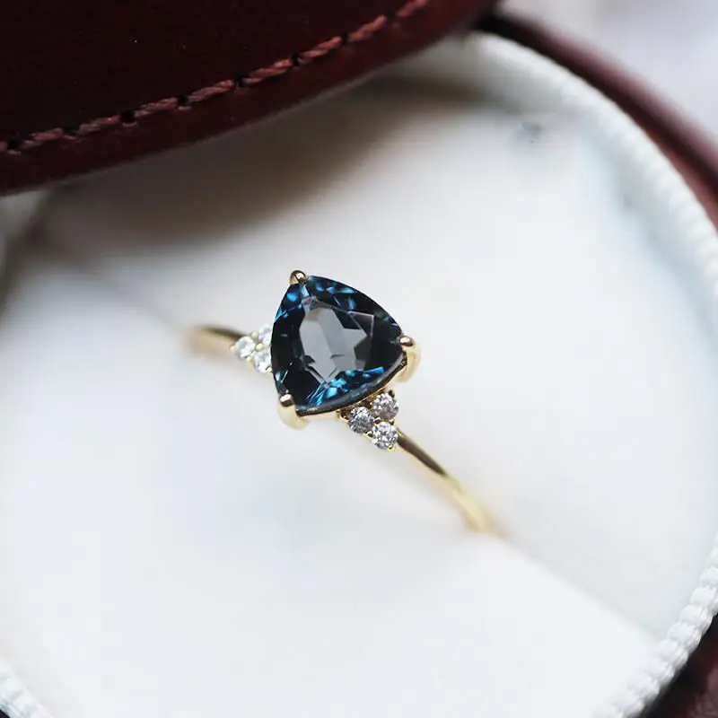 [Festival] Natural London Blue Dark Topaz Triangle Shining Zircon Ring S925 Silver Fashion |