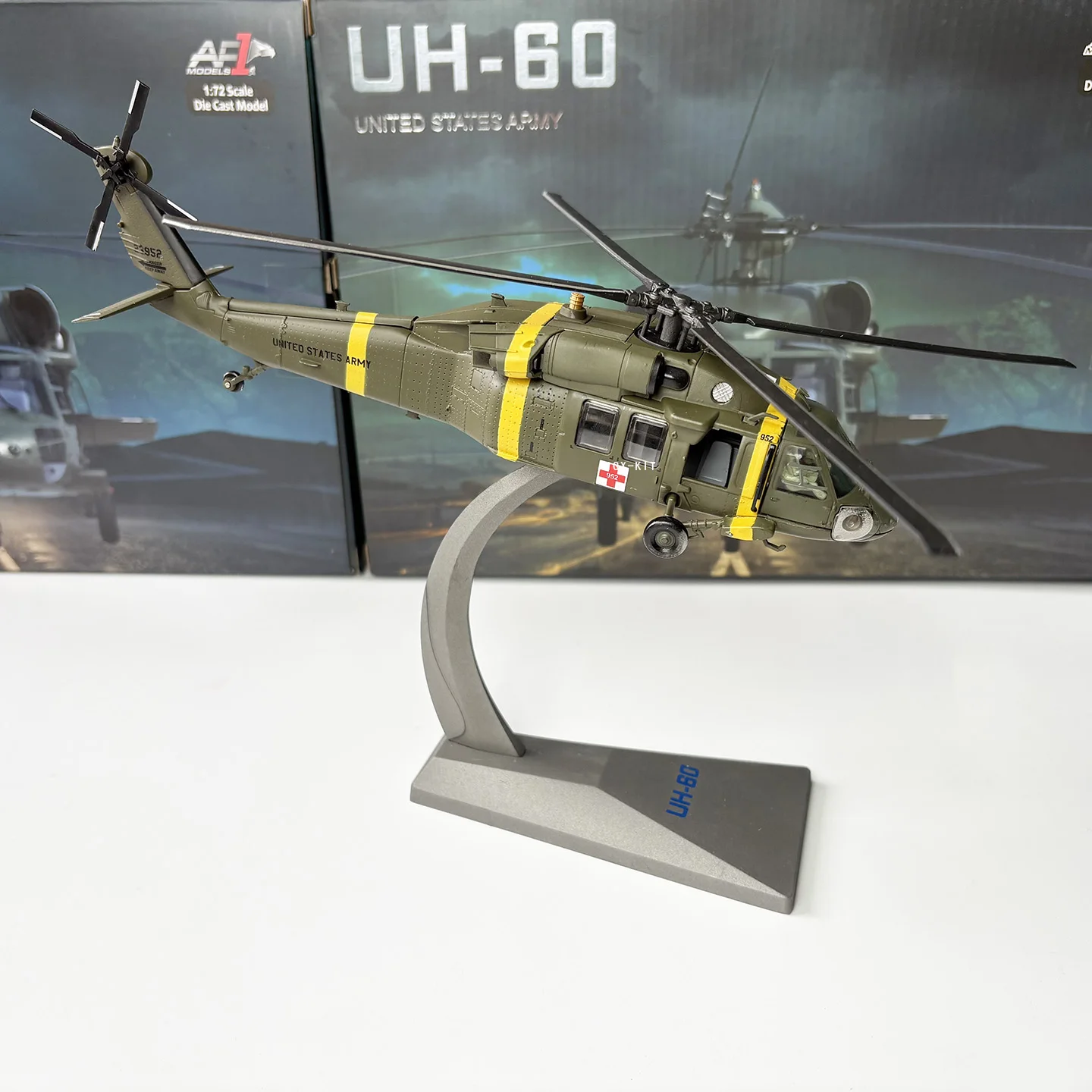 Фото Масштабная модель вертолета UH-60 Black Hawk США 1/72, готовая коллекционная модель военного самолета, игрушка-украшение №3