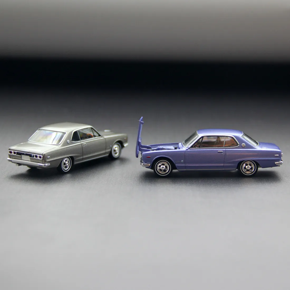 Фото Оригинальная модель автомобиля Tomytec Tomica Limited Vintage NEO LV-N357b Nissan Skyline Hardtop 2000GT Lavender Metallic 1971, масштаб 1/64, литая под давлением. №3