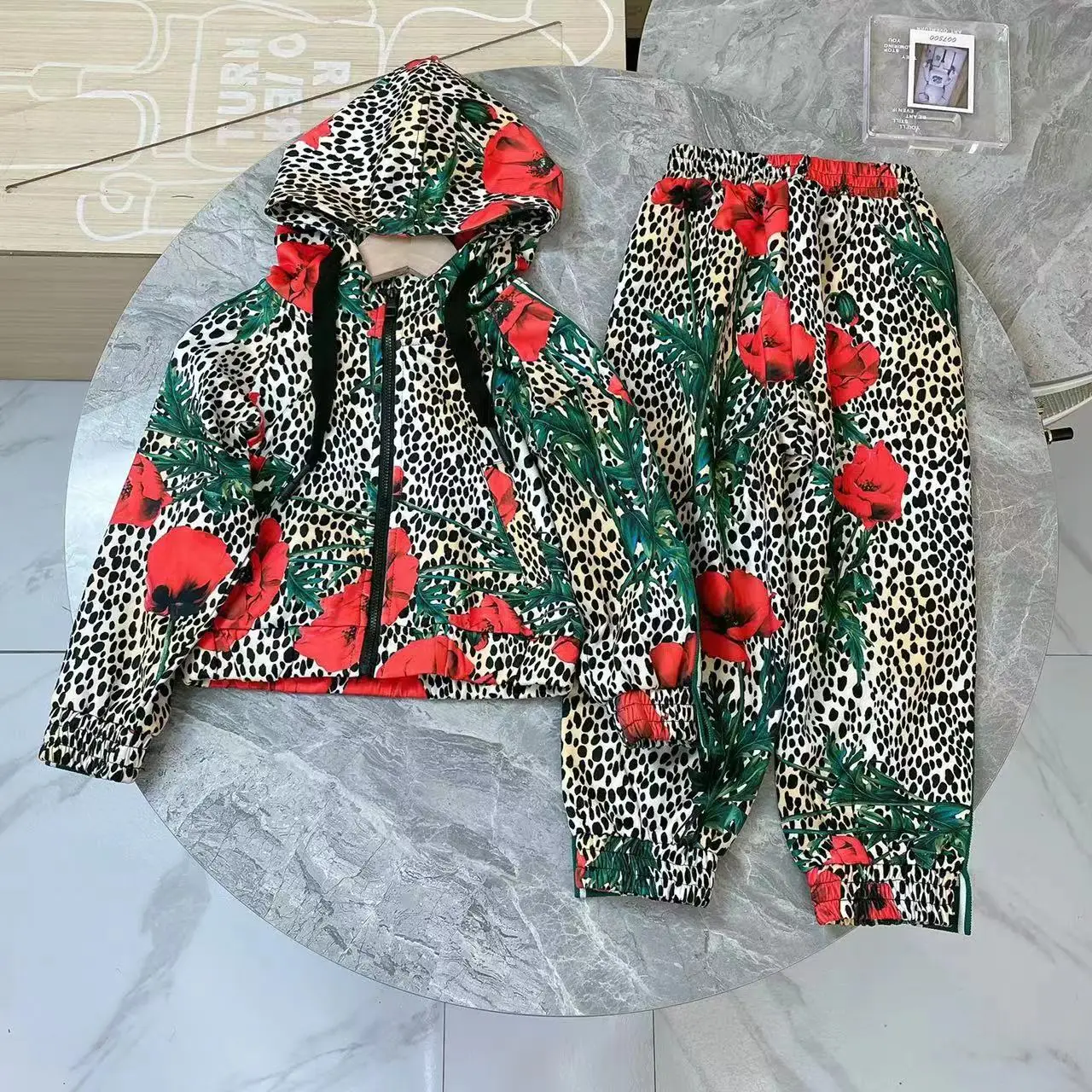 

Дизайнерская детская одежда, новинка 2022, модный крутой костюм в западном стиле с леопардовым принтом для девочек на раннюю осень