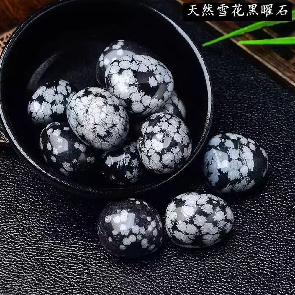 

Снежинка из обсидиана