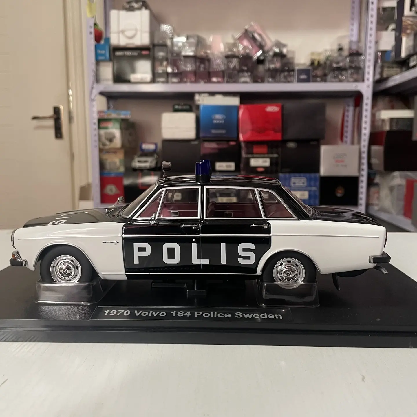 Фото Масштабная модель 1:18 Triple9: Коллекционная полицейская машина Volvo 164 1970 года из литого сплава. Классика, ностальгия, подарок для взрослых, сувенир, статическая модель для демонстрации. №2
