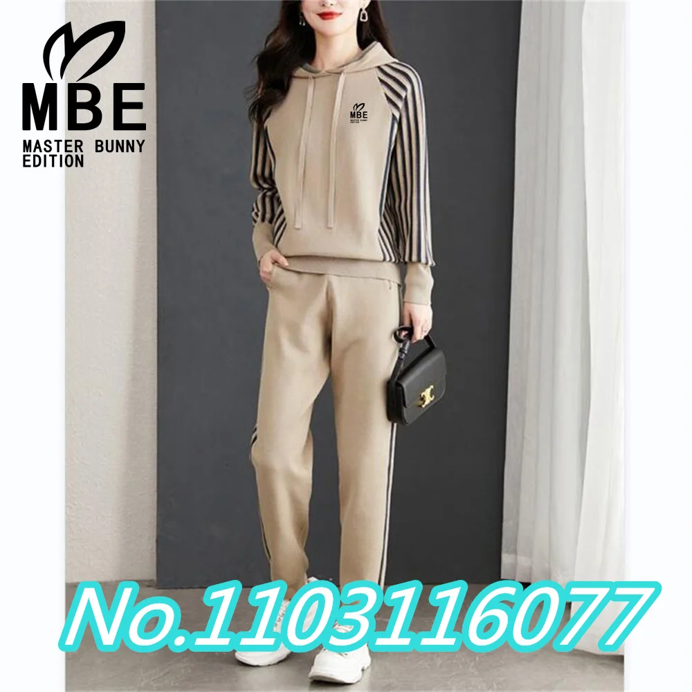 

Женский комплект из двух предметов: толстовка с капюшоном и брюки