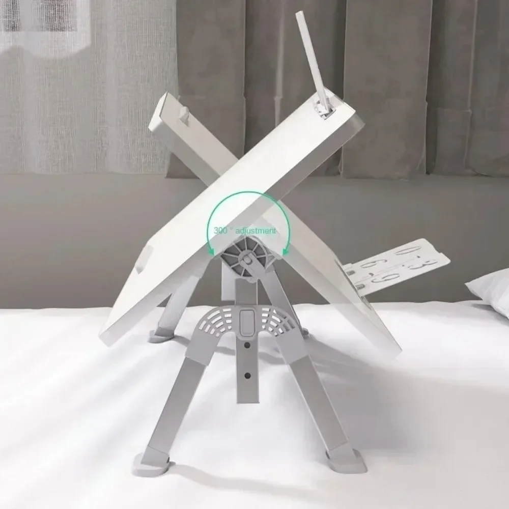 Эркер в спальне кровать общежитии небольшой столик студенческий ноутбук стол