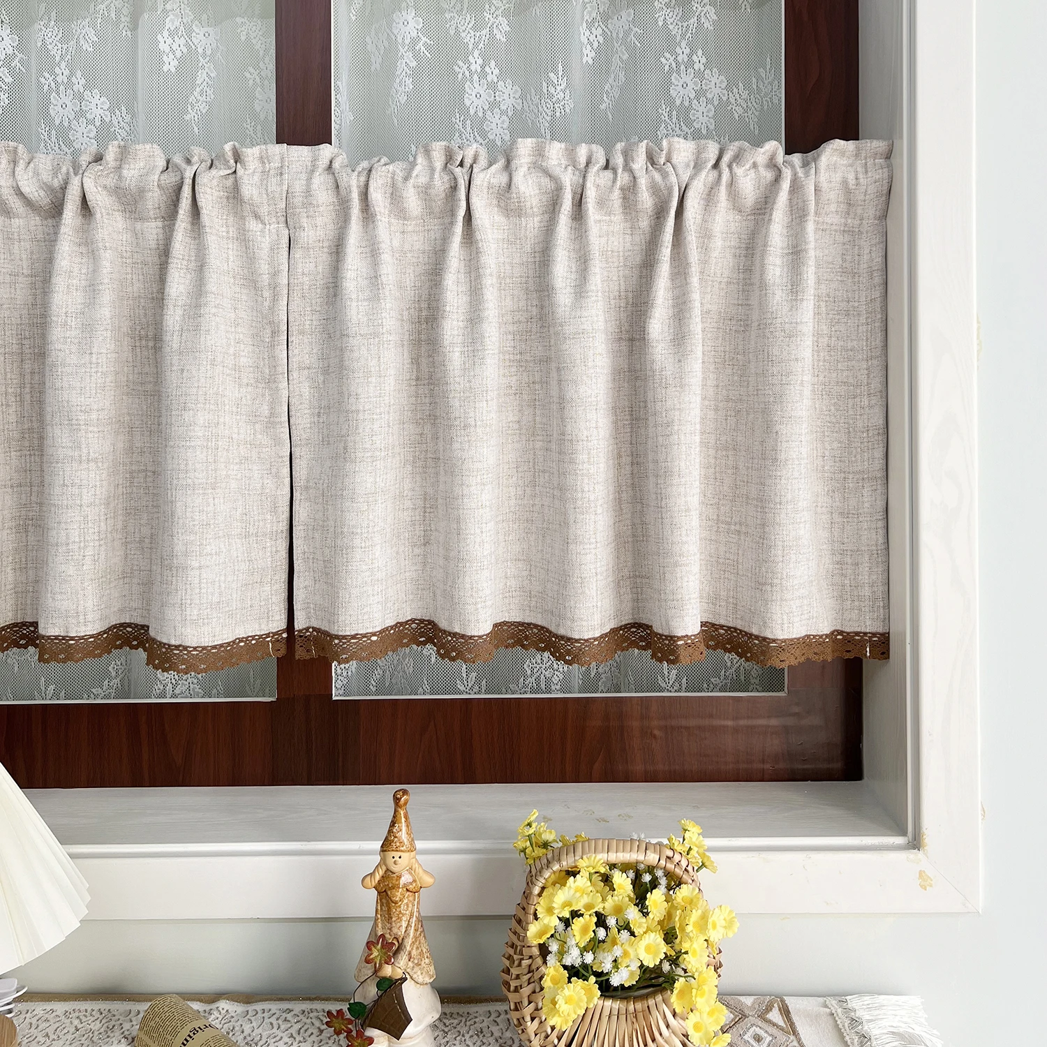 

Короткие полупрозрачные шторы Black Ant из полиэстера светло-коричневого цвета