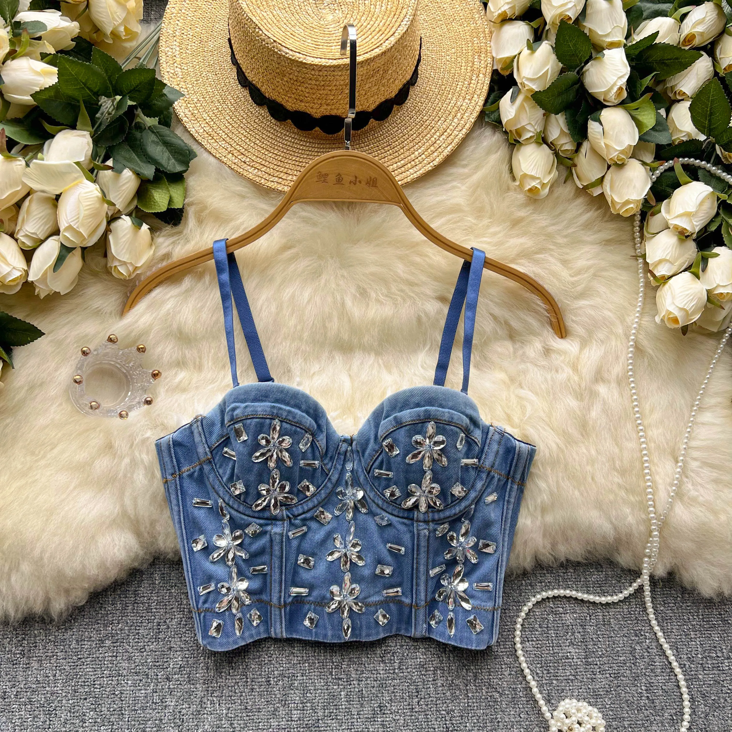 

В короткой джинсовой кофте снаружи, женский летний сексуальный топ с инкрустированными бриллиантами для тяжелой промышленности