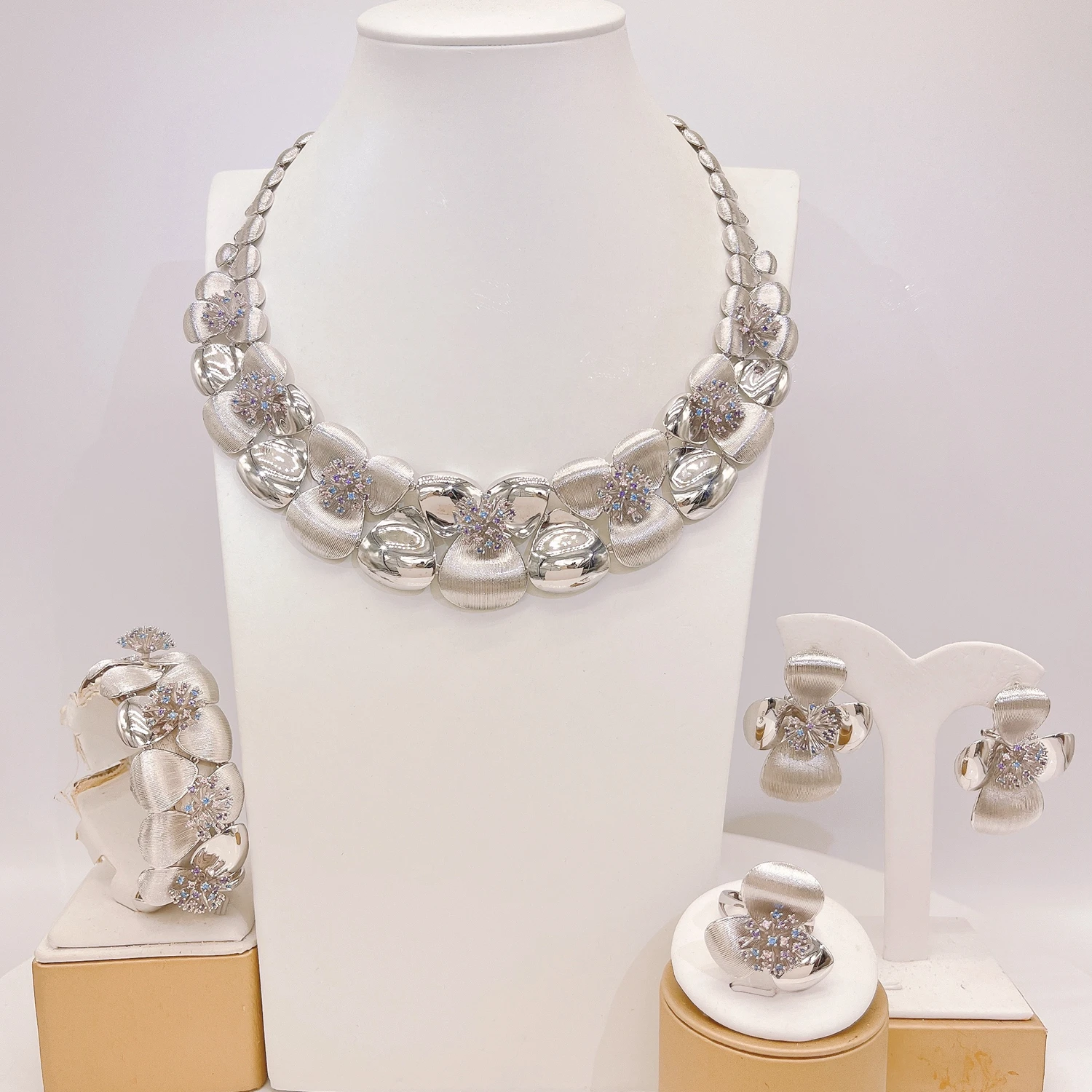 Фото Ювелирный набор Yulaili Bling Bling: высококачественные серебряные цветочные украшения с американским цирконием, включающий колье, браслет, серьги и кольцо для свадьбы. №1
