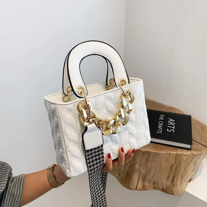 

women's summer 2021 new fashion atmosphere Lingge chain portable Princess xiaoqingxin messenger