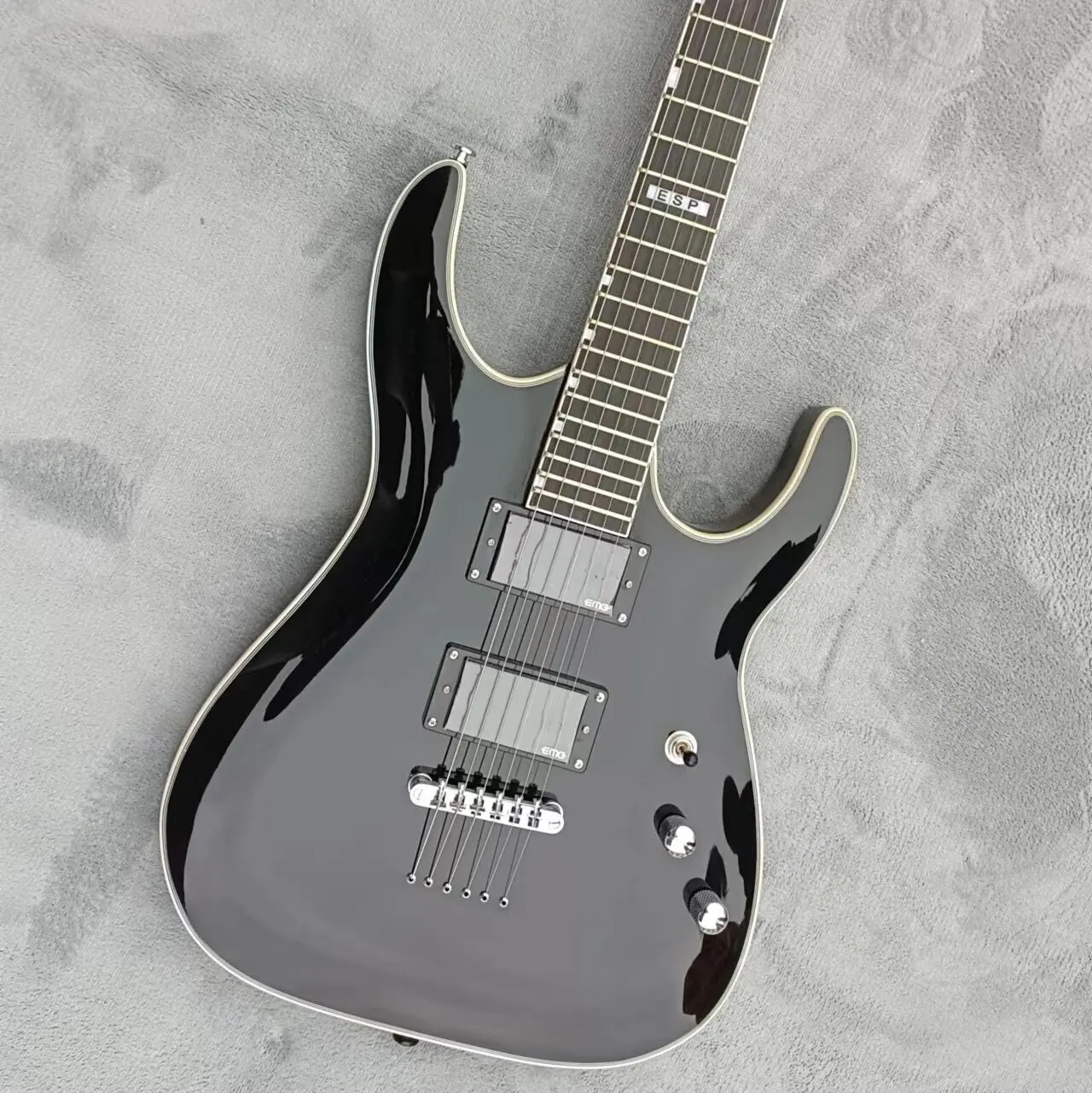 

One piece electric guitar, black body, string, EMG pickup, metal white pieces, can be modified and customized, free of freight i