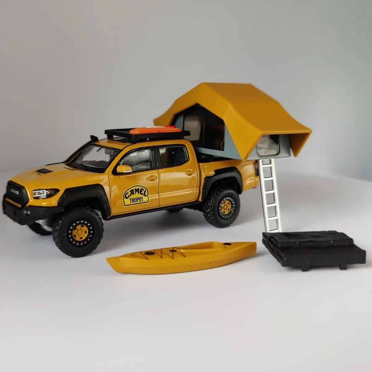 Руль переднего колеса GCD 1:64 для Toyota Tacoma Camel Cup окрашенная небольшая Коллекционная