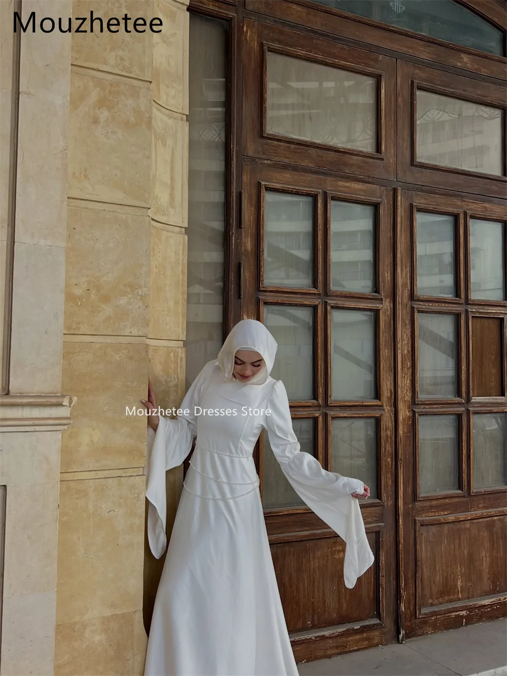 Фото Свадебное платье Mouzhetee А-силуэта, элегантное, с круглым вырезом, без рукавов, с жемчугом, простое, из атласа, на заказ, 2025 №5