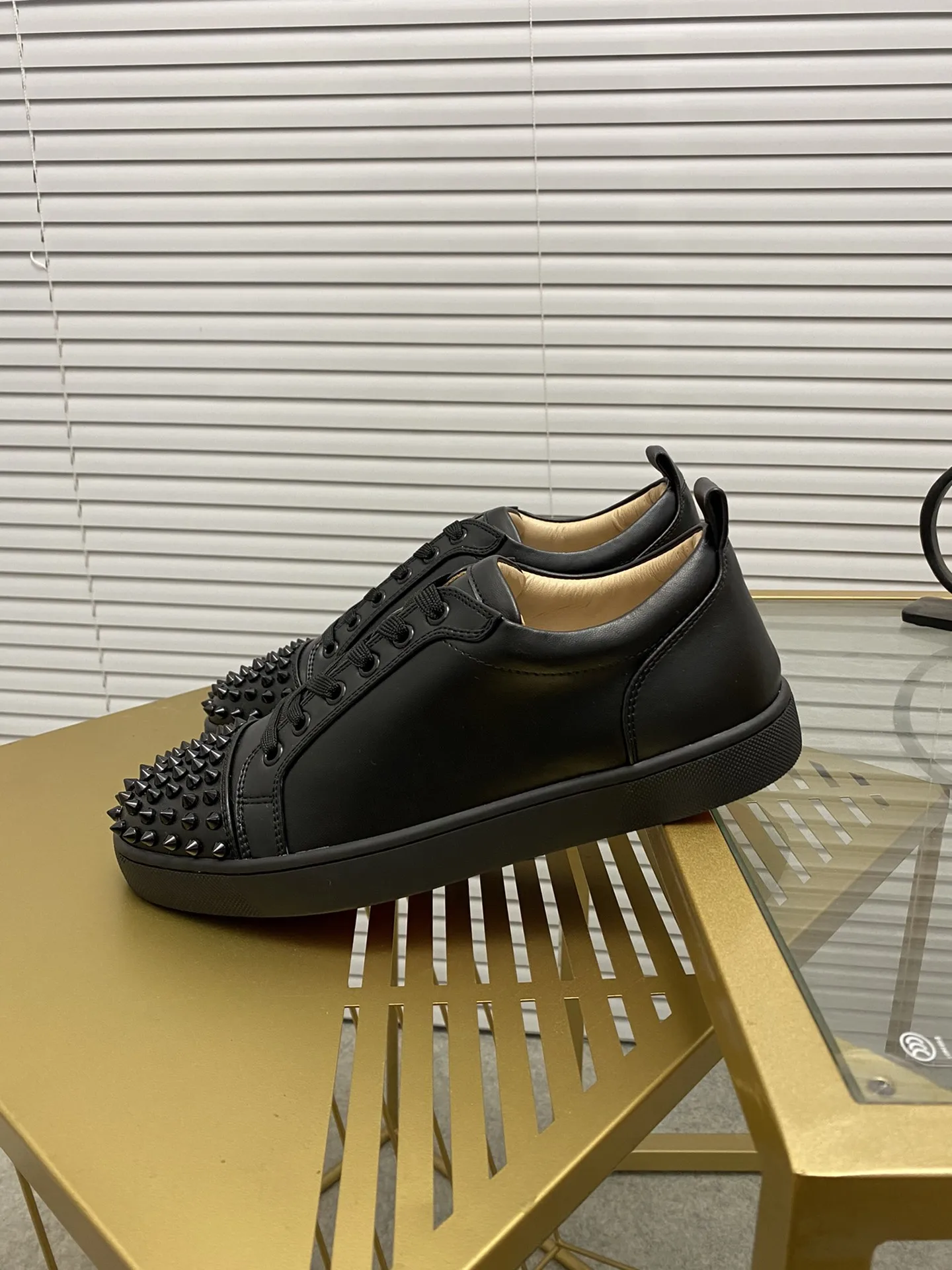 

Luxury Brand CL Louis Junior Spikes Flat Men's And Women's Rivets Shoes Fashion Leather Personalized Printing Casual Sneakers