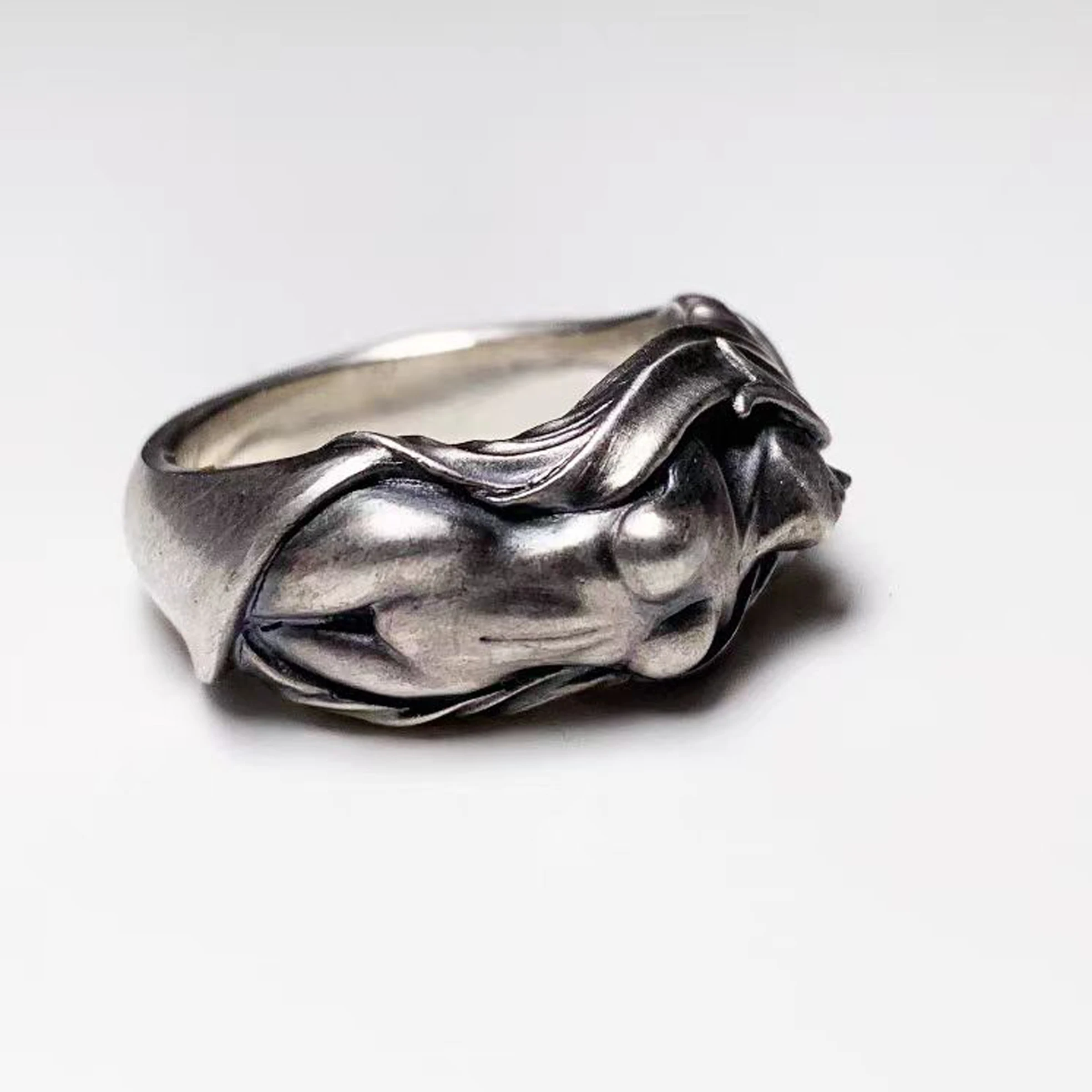 Женское кольцо из серебра 925 пробы с изображением персонажа