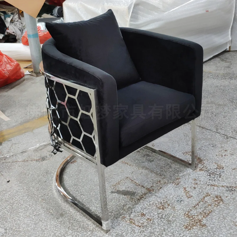 Северная гостиная: тканевое кресло для отдыха в стиле легкого роскоши, простая и комфортная мебель с подлокотниками.