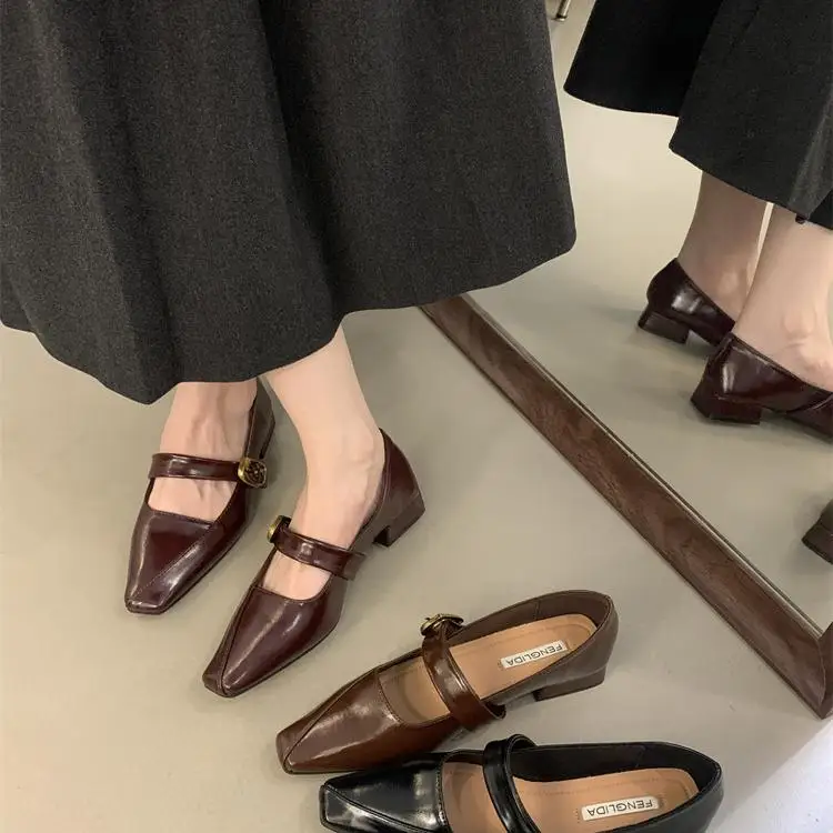 Туфли женские на плоской подошве с неглубоким носком и квадратным оксфорды