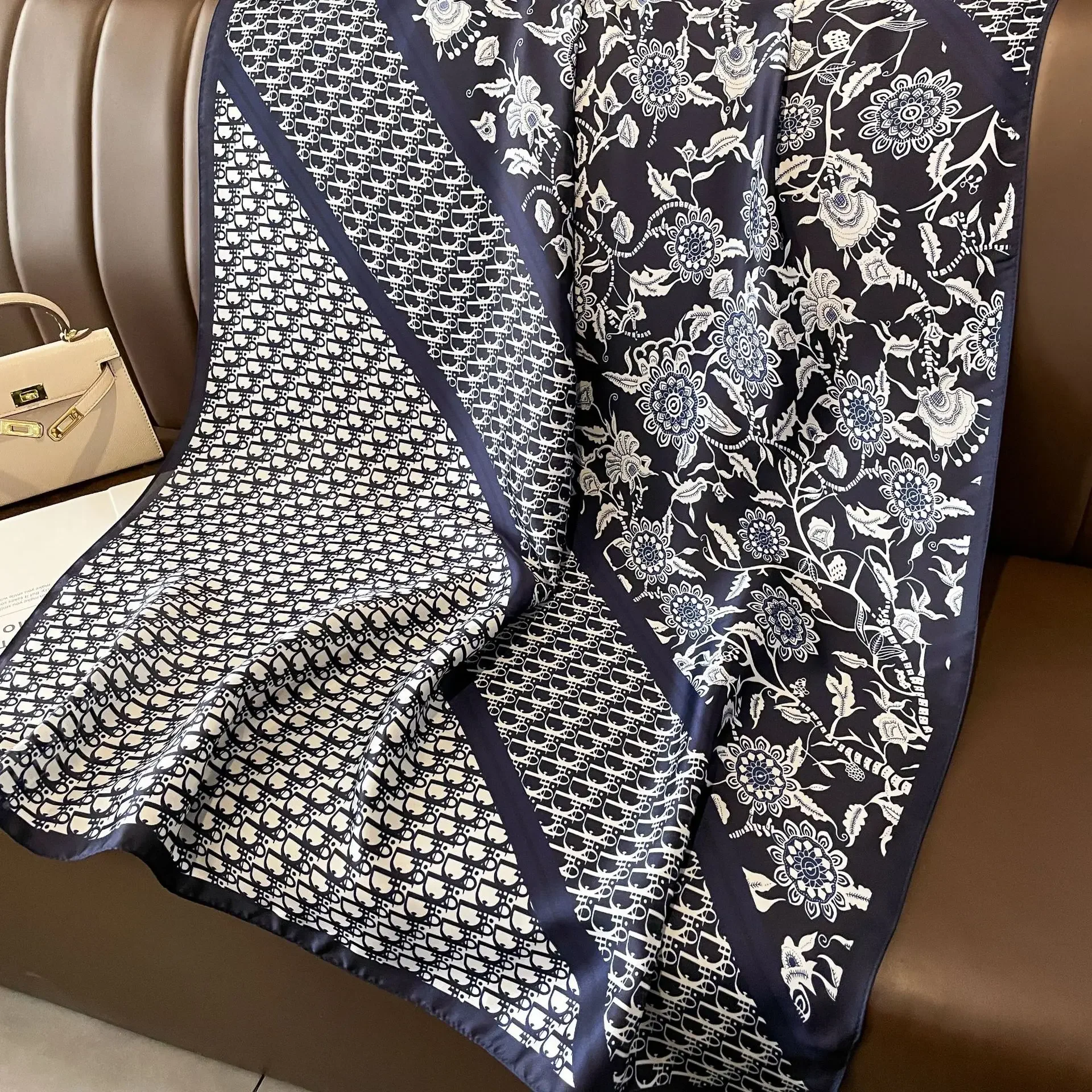 Шелковый шарф с надписью подсолнечника