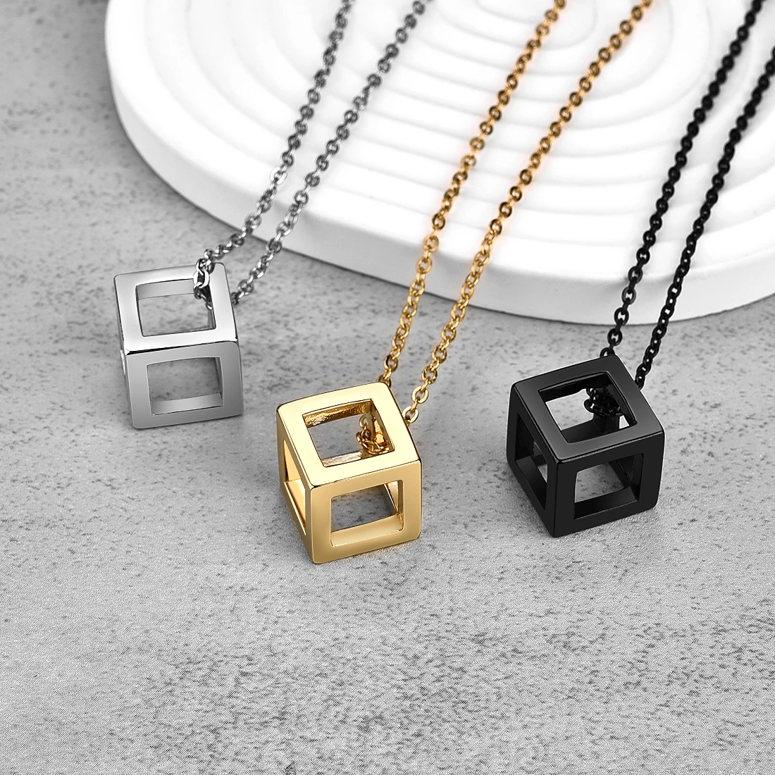 

Ожерелье с полым кубиком в стиле панк для мужчин и женщин, модное простое геометрическое ожерелье с кулоном, ожерелье из нержавеющей стали, подарки