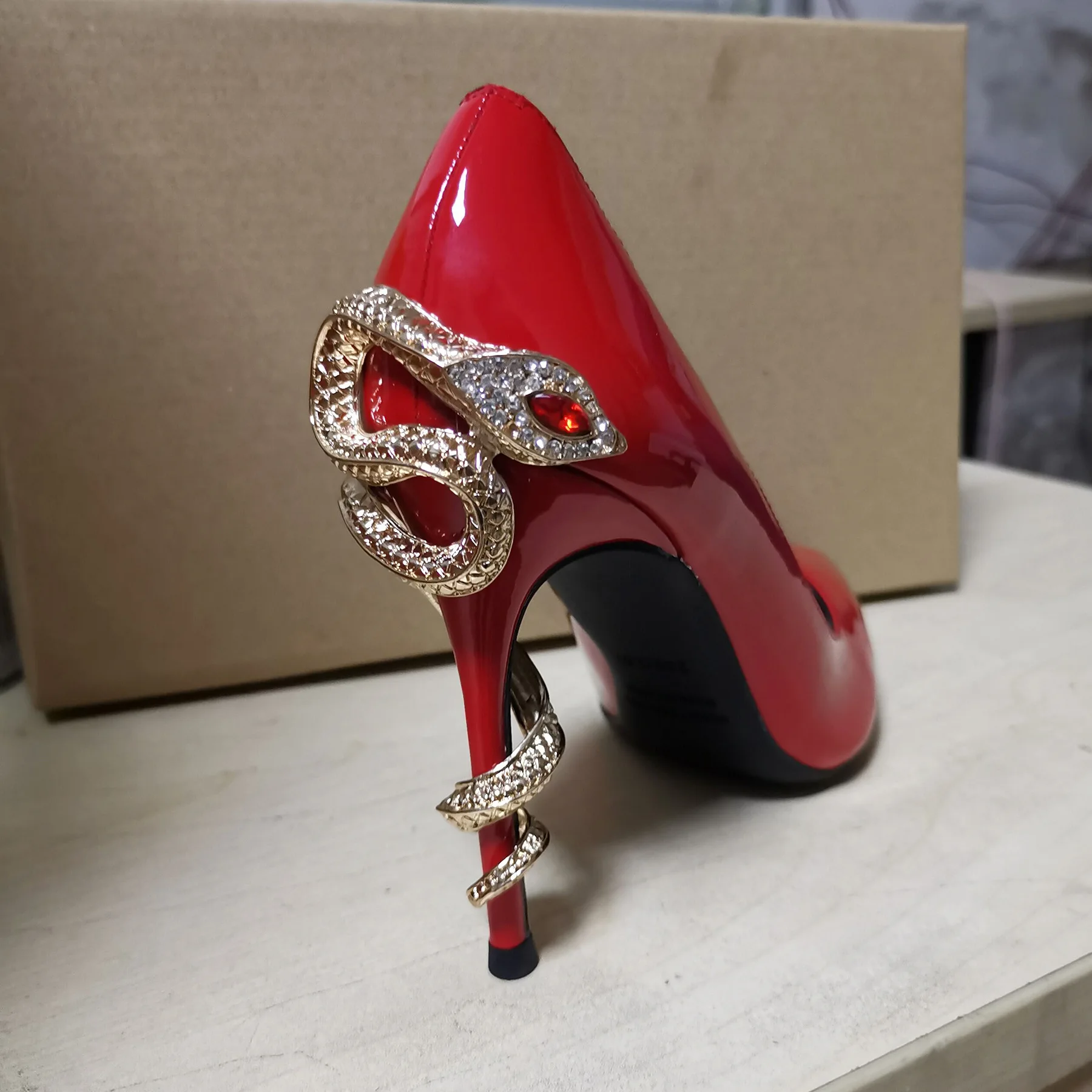 Туфли-лодочки женские на шпильках со змеиным кристаллом и заостренным носком