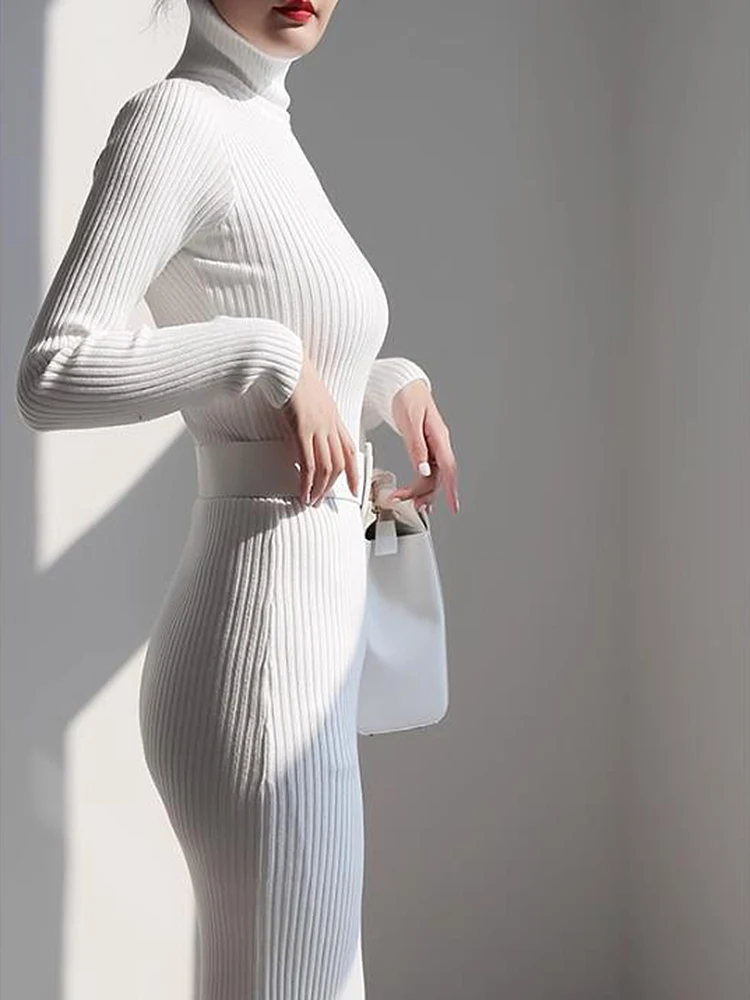 Женское трикотажное платье-свитер с высоким воротником и длинным рукавом