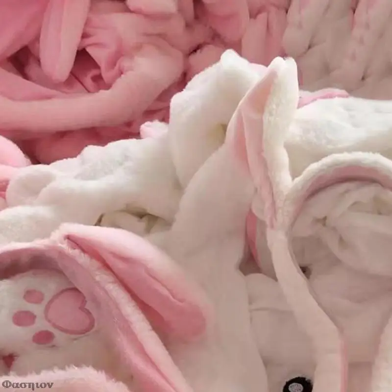 Плюшевая шапка с кроличьими ушками