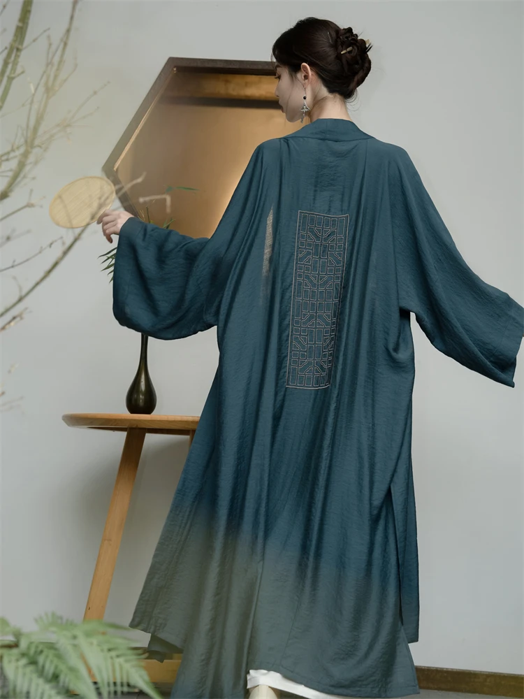 Рисунок 4 - Костюм в старинном стиле с вышивкой в китайском стиле