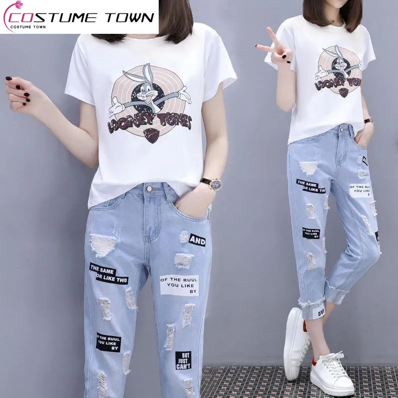 Женский комплект из футболки с принтом и джинсов перфорацией летний сезон 2023