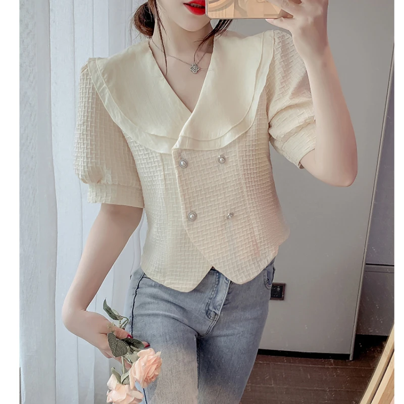 Женская короткая блузка на пуговицах элегантная белая с пышными рукавами и