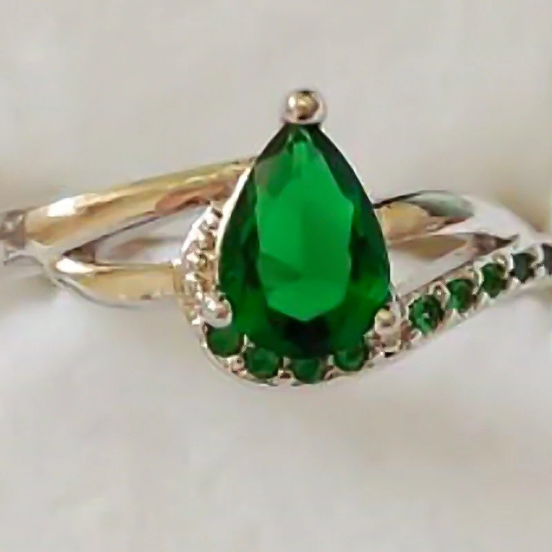 

Rose gold inlaid pear shaped emerald ring luxury fashion ring