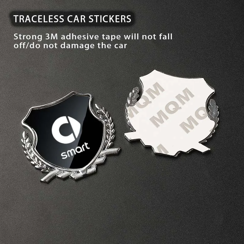 Треугольная металлическая наклейка с модификацией боковой стороны автомобиля