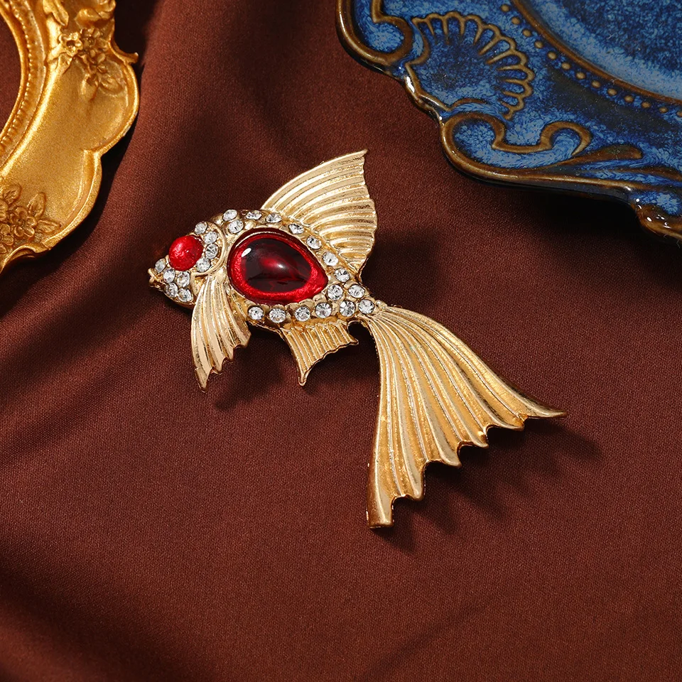 

Vintage Rhinestone Goldfish Big Brooch Personality Koi Pins Unique Design Animal Corsage Coat Accessories for Women Gift
