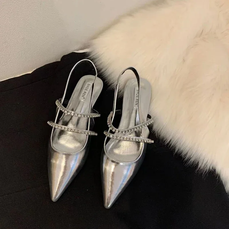 Женские туфли на плоской подошве с острым носком и стразами серебряные Lefu
